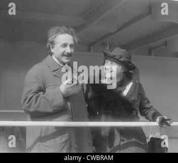 Albert Einstein (1879-1955), con la sua seconda moglie Elsa Lowenthal Einstein, come essi arrivano a New York su un oceano liner in Foto Stock