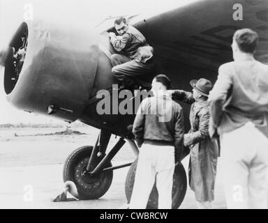 Paul Mantz, Stunt Pilot e aria racer, servita come Amelia Earhart il tecnico per il suo Hawaii al volo di Oakland, salendo verso il basso Foto Stock