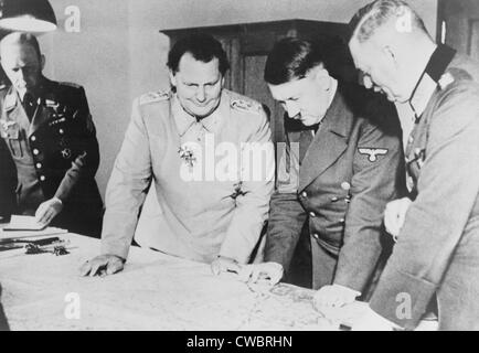 Adolf Hitler, Hermann Goring e Maresciallo di Campo Keitel guardando la mappa sul tavolo nel 1942, quando la maggior parte delle armate naziste erano combattimenti Foto Stock