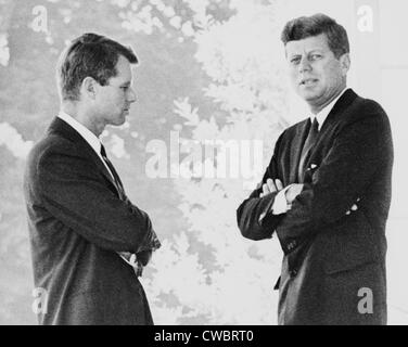 Fratelli Robert F. e John F. Kennedy, ritratto, eretta sulla casa bianca portico. Ca. 1962. Foto Stock