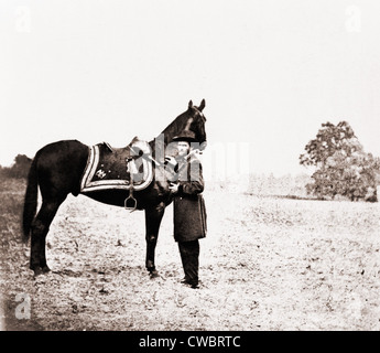 Unione generale Ulysses S. Grant (1822-1885), in piedi accanto al suo cavallo di guerra, di Cincinnati. Giugno 4, 1864. Foto Stock