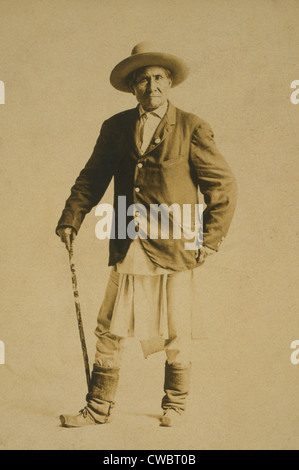 Geronimo (1829-1909), Apache Chiricahua guerriero con bastone da passeggio. 1904 foto. Foto Stock