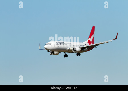 Qantas Boeing 737-800 su aeromobili approccio di atterraggio Foto Stock