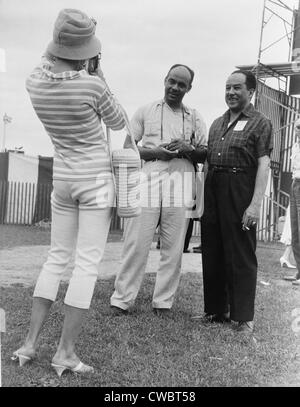 Ralph Ellison e Langston Hughes, famoso americano africano autori, posare per un ammiratore's photo presso il Newport Jazz Festival. Foto Stock