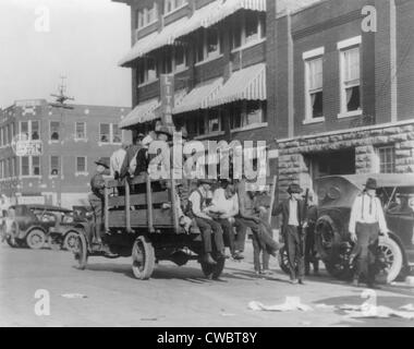 Carrello su strada vicino a Tulsa, Oklahoma Litan dell Hotel che trasportano i soldati feriti e gli afroamericani durante gara tripudio di giugno Foto Stock