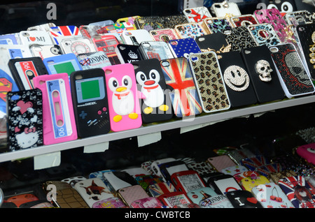 Coperchi di smartphone sul display nella vetrina di un negozio. Foto Stock