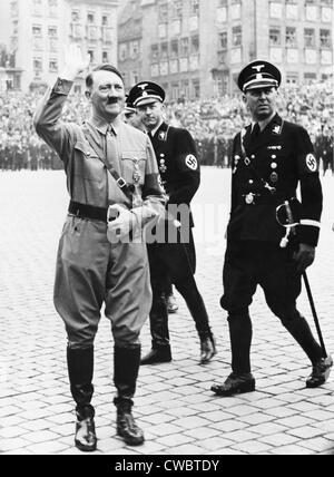 Adolf Hitler salutando con due SS generali in uniforme dietro di lui, al partito nazista giorno, Norimberga, Germania. 1937. Foto Stock