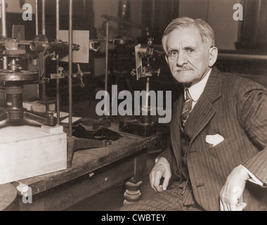 Albert Michelson (1852-1931), nel suo laboratorio con uno spettroscopio. Egli è stato il primo americano a ricevere un premio Nobel in Foto Stock