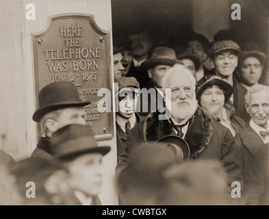 Alexander Graham Bell al scoprimento di una lapide che ricorda il 1876 invenzione del telefono, Boston, Massachusetts, 1916. Foto Stock