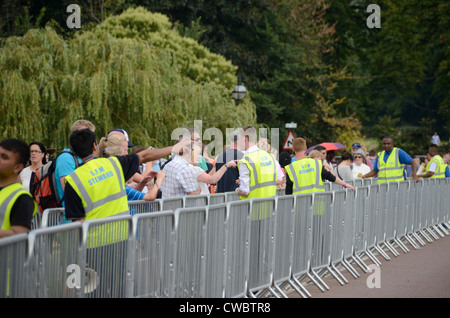 Steward dirigere gli spettatori durante una libera Londra 2012 evento in Hyde Park Foto Stock