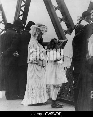 Gli ebrei di pregare sul Williamsburg Bridge su Yom Kippur,'anno ebraico. Ca. 1909. Foto Stock