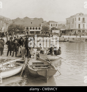 Gli immigrati greci, tutti gli uomini di imbarcarsi in una piccola imbarcazione per asteamer che li porterà a America. Patrasso, Grecia. Ca. 1910. Foto Stock