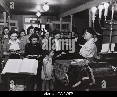 Le mogli e le famiglie di ebrei GIs americani frequentano i servizi in una New York City sinagoga sulla West ventitreesima Street, sul D-Day, Foto Stock