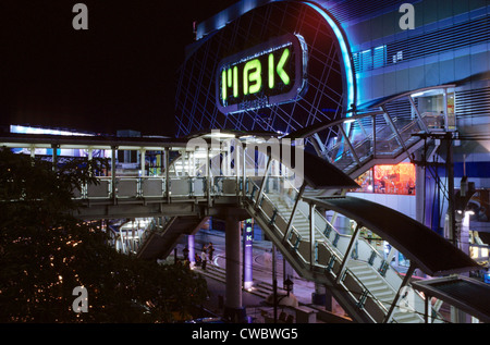 Bangkok, accesso allo skytrain MBK shopping center di notte Foto Stock