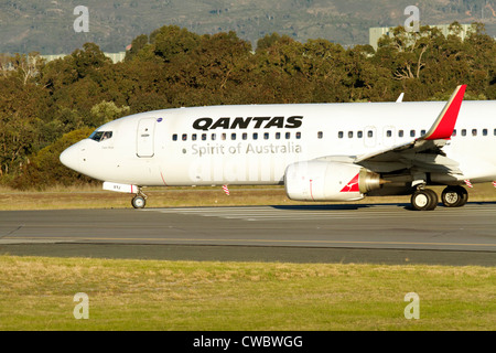 Qantas Boeing 737-800 aereo sulla pista Foto Stock