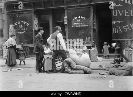 Lo sfratto da un appartamento sul New York Città Ebraica del Lower East Side. Dal 1904-08, una serie del socialista Foto Stock