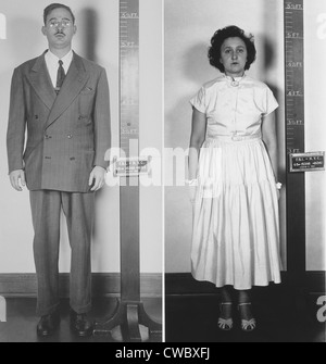 Accusati di spionaggio atomico Julius e Ethel Rosenberg in piedi mug shot. 1951. Foto Stock