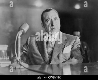 Frank Costello (1891-1973), testimoniando davanti alla Commissione Kefauver indagando la criminalità organizzata nel mese di marzo 1951. Costello Foto Stock