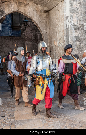 I soldati in una rievocazione storica di una fiera medioevale di Obidos, Portogallo /// swordman fante corazza armor warriors soldato spada uomo lancia costume militare Foto Stock