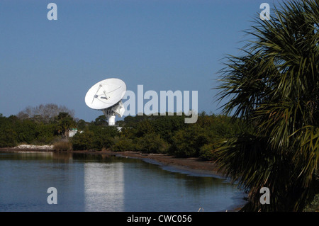 50-piede antenna parabolica presso il Kennedy Space Center nel 2006, è un'antenna radar utilizzata per tenere traccia dei veicoli spaziali e razzi. Foto Stock