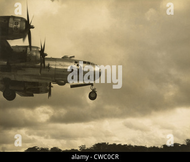 Naso di un B-29 bombardiere in arrivo per un atterraggio in un campo in Guam nel 1945, durante gli ultimi mesi di operazioni del Pacifico contro Foto Stock