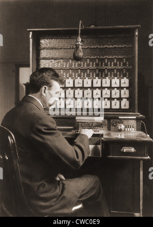 Uomo che lavora con le schede perforate in un inizio di tabulando la macchina a stati uniti Census Bureau, ca. 1908. Foto Stock