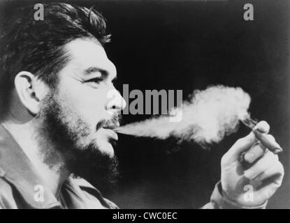 Ernesto "Che" Guevara (1928-1967), espirate pennacchio di fumo di sigaro. 1964 foto scattata nella città di New York. Foto Stock