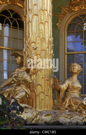Ensemble di dorato sculture in pietra arenaria della casa cinese, un padiglione del giardino nel parco Sanssouci a Potsdam, Germania. Foto Stock