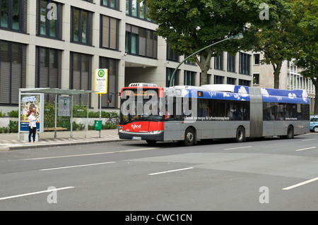 Rheinbahn 'Solaris' hybrid bendy-bus, Düsseldorf, Renania del nord-Westfalia, Germania, Europa. Foto Stock