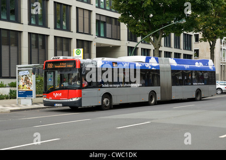 Rheinbahn 'Solaris' hybrid bendy-bus, Düsseldorf, Renania del nord-Westfalia, Germania, Europa. Foto Stock
