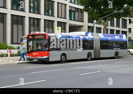 Rheinbahn 'Solaris' hybrid bendy-bus, Düsseldorf, Renania del nord-Westfalia, Germania, Europa. Foto Stock