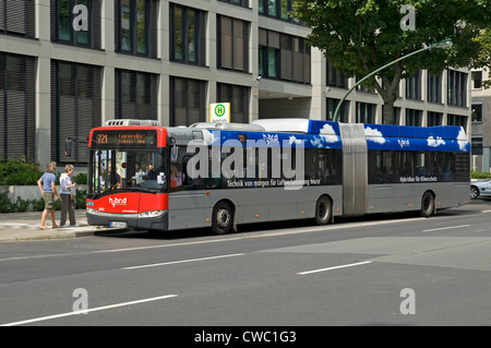 Rheinbahn 'Solaris' hybrid bendy-bus, Düsseldorf, Renania del nord-Westfalia, Germania, Europa. Foto Stock