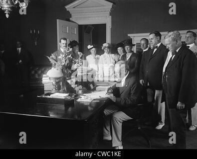 Woodrow Wilson firma del bambino il diritto del lavoro del 1916, che vieta la Interstate Commerce di merci effettuate utilizzando il lavoro minorile. La legge Foto Stock