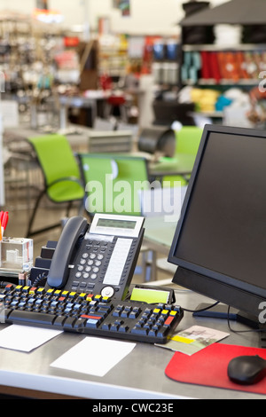 Computer con telefono fisso nel contatore del negozio Foto Stock