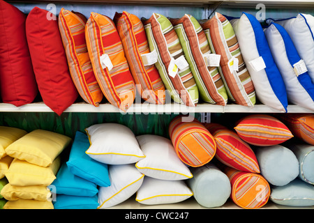 Cuscini multicolori sul display in negozio Foto Stock