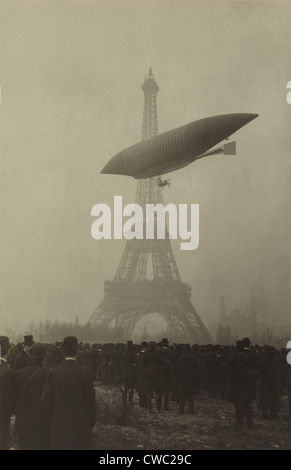 LA REPUBLIQUE un semi-rigida sorveglianza dirigibile costruito per il francese battenti vicino alla Torre Eifel. Parigi ca. 1908. 0028u Foto Stock
