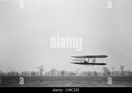 Orville Wright 1871-1948 in volo sopra le cime degli alberi che coprono una distanza di circa 1 760 piedi in 40 1/5 secondi a Huffman Foto Stock