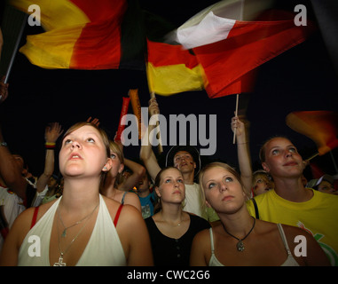 Gli appassionati di calcio World Cup 2006: Ragazze guarda incantato a schermo Foto Stock