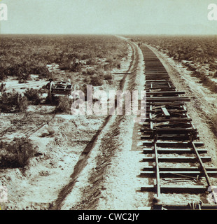 Anticipo di civiltà. I binari della ferrovia in costruzione vicino al punto di ferro in prossimità del fiume Humboldt Nevada. Foto Foto Stock