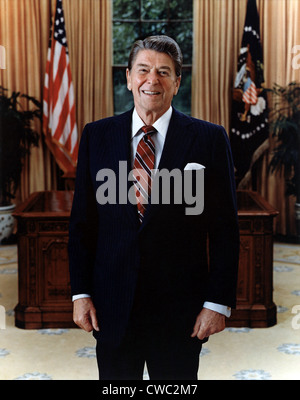 Ritratto ufficiale del Presidente Reagan all Ufficio Ovale. Il 3 giugno 1985. PO-USP-Reagan NA-12-0061m Foto Stock