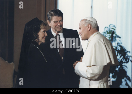Presidente e Nancy Reagan incontro con Papa Giovanni Paolo II in Vaticano. 7 giugno 1982. (BSLOC 2011 2 17) Foto Stock