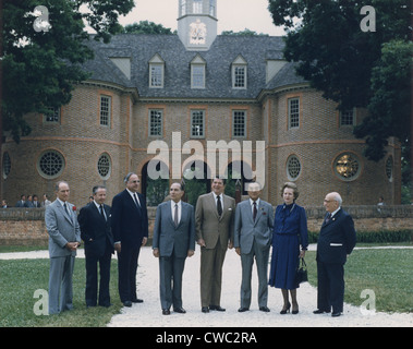 Foto di classe da dal vertice economico del G-7 di Williamsburg Virginia da sinistra a destra Pierre Trudeau Gaston Thorn Helmut Kohl Foto Stock