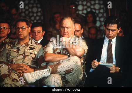 Sotto il Segretario della Difesa Paul Wolfowitz e i generali Colin Powell e Norman Schwarzkopf Jr. nel corso di una conferenza stampa durante la Foto Stock