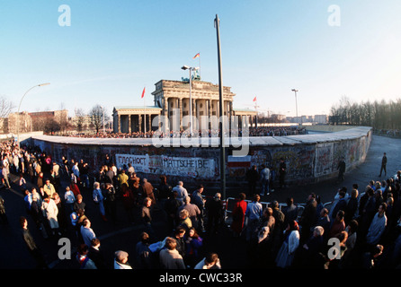 La folla folla intorno alla Porta di Brandeburgo seguendo la struttura dell'apertura ufficiale il 22 dicembre 1989. (BSLOC 2011 3 52) Foto Stock