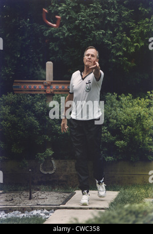 Il presidente George Bush partecipa all'annuale torneo a ferro di cavallo alla Casa Bianca il pit a ferro di cavallo. 1992. (BSLOC 2011 3 71) Foto Stock