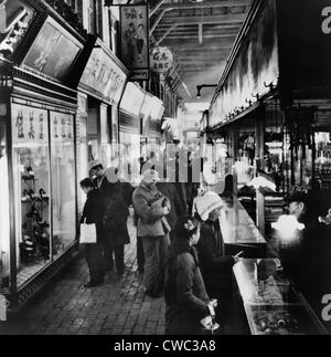 Cinese occhio agli acquirenti di beni di consumo a contatori e la visualizzazione di finestre in corrispondenza di Tung un Bazaar a Beijing in Cina. 1964. Foto Stock