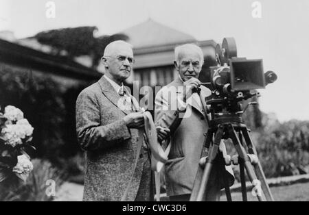 Thomas Edison 1847-1931 e George Eastman 1854-1932 in piedi con la telecamera cinematografica ca. 1925. (BSLOC 2010 18 127) Foto Stock