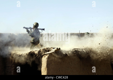 Un esercito nazionale afghano soldato spara un razzo-granata lanciata a talebani ribelli da Marjeh provincia di Helmand. Febbraio 9 Foto Stock