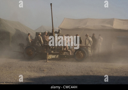 Stati Uniti Marines a inoltrare una base operativa a Kandahar in Afghanistan 30 dic. 2001 l'esperienza di ciò che è noto come un 'brown out'. La polvere Foto Stock