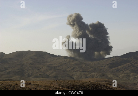 Un nemico posizione in Afghanistan Gardez della valle è distrutto da smart bombe sganciate dagli aerei da bombardamento B-52 attaccando di al-Qaeda e Foto Stock